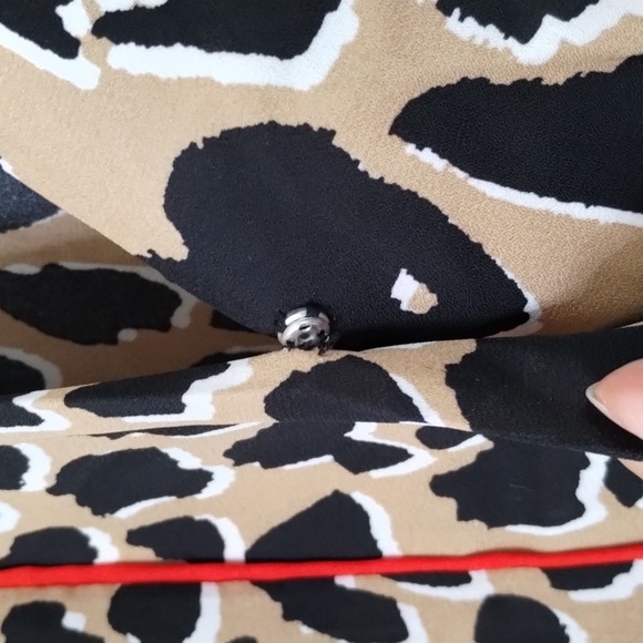 Luxology leopard print w/red trim sleeveless v-neck blouse size small - Picture 3 of 7